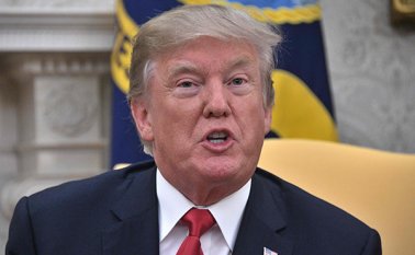 Este cuestionamiento del emblemático logro de su predecesor Barack Obama se anuncia como una de las decisiones más controvertidas de Trump. AFP
