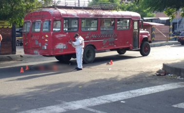 Raúl Antonio Ortiz Ortiz fue atropellado con las llantas traseras del bus. El brazo derecho se le destrozó. Andrés González