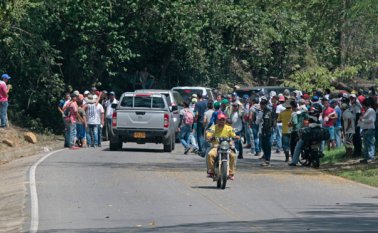 En el sector la represa los campesinos bloquearon la carretera, en reclamo de diversas peticiones al Gobierno Nacional. Mario Caicedo