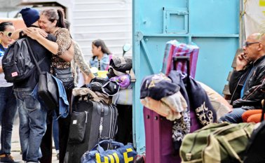 Escenas de dolor se repiten cada día en las diversas terminales terrestres de Caracas: padres e hijos despidiéndose con lágrimas rodando por las mejillas. AFP