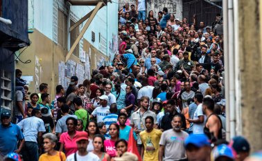 En el estado Miranda, las personas se agolparon cerca a un centro de votación para ejercer su derecho. AFP