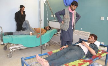 "El hospital está colapsado y llamamos a las personas a donar sangre", dijo Shir Mohammad Karimi, subdirector de salud en Gardez. AFP
