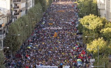 200.000 personas que apoyan la independencia de Cataluña protestaron ayer por la detención de dos dirigentes. AFP