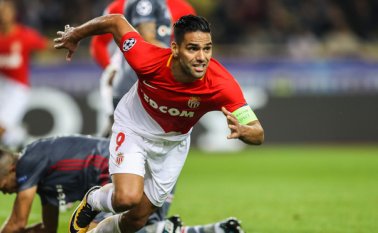 Radamel Falcao adelantó al Mónaco pero su equipo no pudo mantener el marcador y perdió 2-1 frente al Besiktas. AFP