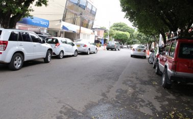 Los vecinos del barrio Los Caobos, comuna 2, dicen estar muy preocupados. Según ellos, durante los últimos años han tenido que soportar la invasión de vendedores ambulantes e indigentes en los andenes y separadores de sus calles, sin que ninguna autoridad tome acciones. Archivo La Opinión