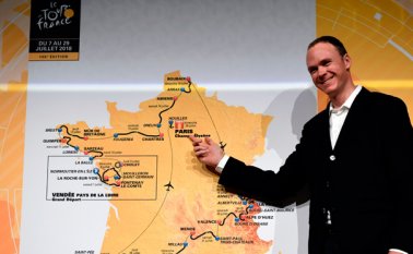 El británico Chris Froome posa frente a un mapa de la ruta oficial de la edición de 2018 del Tour de Francia. AFP