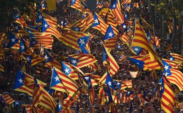 España es un país muy descentralizado y la Constitución adoptada en 1978 confiere a sus 17 comunidades autónomas amplios poderes en materia de salud y educación, por ejemplo. Archivo