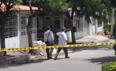 El policía Javier Alexander Taborda cayó herido al frente de su casa en el barrio García Herreros. Cristian Herrera