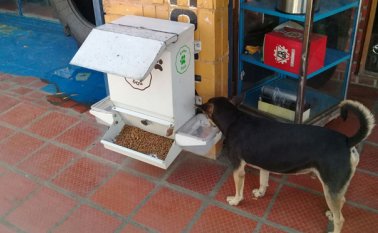 Cada dispensador requiere entre 19 y 22 kilos, para mantenerlos llenos. Cortesía