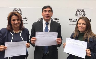 Las senadoras Paola Holguín y Paloma Valencia, junto con el representante Álvaro Hernán Prada, encabezan el comité que liderara el referendo derogatorio. Colprensa