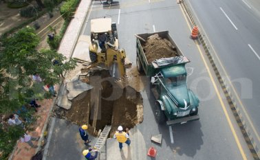 Aguas Kpital informó el jueves que trabajaba para reparar el tramo de la oreja que resultó afectada por la erosión subterránea. Juan Pablo Cohen