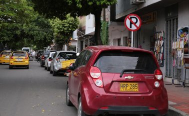 La norma que más infringen los ciudadanos es la (c2), que consiste en estacionar un vehículo en sitios prohibidos. Archivo