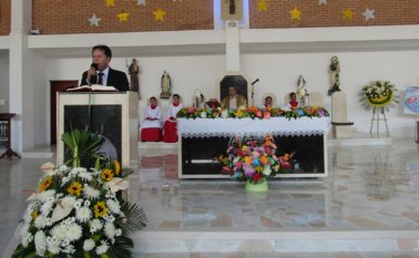 William Villamizar, gobernador de Norte de Santander, participando de una misa. Cortesía