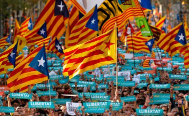 La sociedad catalana está dividida entre quienes quieren la independencia o no, pero la intervención del gobierno español en la administración catalana podría disgustar a parte de los segundos. AFP
