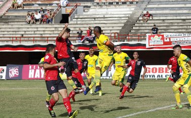 El partido se juega como una final en la pelea por el ascenso a la primera división del fútbol profesional colombiano. Mario Franco