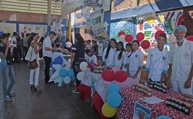 Los estudiantes mostraron a sus compañeros, maestros, familiares y comunidad en general, las ideas de negocios que tienen tras salir del colegio. Mario Caicedo