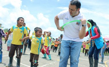 El alcalde se animó a rescatar los juegos tradicionales, brincar, y compartir con los niños del municipio. Cortesía