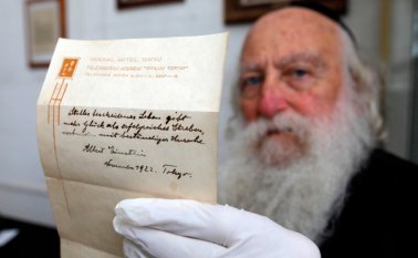 Las dos notas saldrán a la venta el martes en la casa de subastas Winner de Jerusalén. AFP