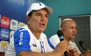 Jorge Luis Pinto, timonel de la selección hondureña de fútbol, jugará de local la ida de la repesca frente a Australia, el próximo 10 de noviembre, y cinco días después enfrentará la vuelta, en Sidney.  Archivo