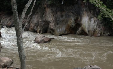 La víctima estaba semidesnuda en la mitad del río Peralonso en Santiago. Archivo La Opinión