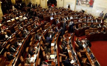 El articulado deja abierta la opción que los jefes de las Farc, si llegan al Congreso, podrían dejar suspendida la curul mientras pagan su sanción. Colprensa