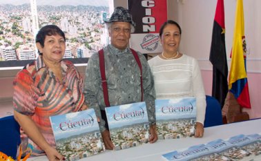 La periodista Sixta Tulia Hernández, el asesor emérito de La Opinión, Cicerón Flórez Moya y la periodista y docente Patricia Giraldo Cañas presentaron ayer el libro que recopila la historia de Cúcuta. Luis Alfredo Estévez