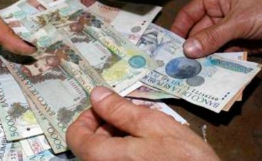 El Banco de la República aseguró en sus borradores de economía que una alternativa para cerrar la brecha en los ingresos de los colombianos podría ser implementar un salario mínimo diferencial para las regiones. Colprensa