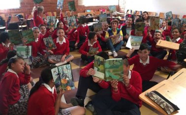 Los estudiantes consignan en una bitácora el resumen de la obra, los personajes y generalidades de los libros que van leyendo. Cortesía