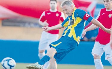 El jugador tuvo la oportunidad, mientras se desempeñó en Argentina, de entrenarse con el propio Diego Armando Maradona. Tomada de Internet