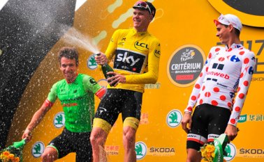 El colombiano Rigoberto Uran (izquierda) y el francés Warren Barguil (derecha), junto a Chris Froome. AFP