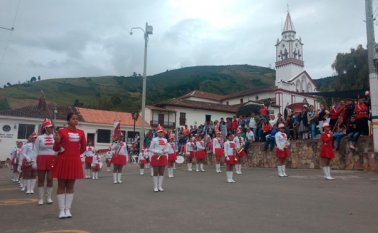 Los habitantes de Cácota disfrutaron de la presentación que hicieron en el parque los 870 músicos que se reunieron en la provincia. Cortesía