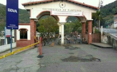 Así amanecieron las puertas de la Universidad de Pamplona. Tomada de Facebook