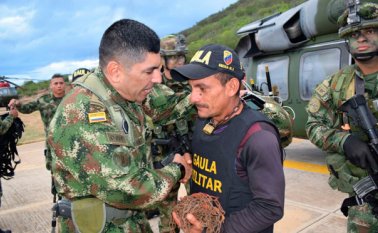 El general Antonio Beltrán, comandante de la Trigésima Brigada del Ejército, recibió al rescatado por el Gaula militar y el CTI de la Fiscalía, que aún tenía las cadenas puestas en su cuello. Ejército Nacional