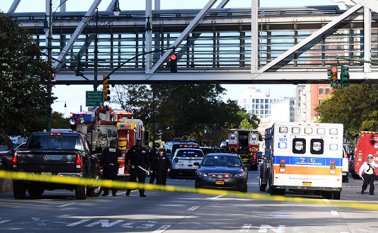 "El vehículo golpeó a varias personas en el trayecto". AFP