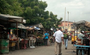 Los vendedores informales de alimentos perecederos están ubicados en estos sectores desde hace largo tiempo, y dicen que no se irán. Mario Caicedo