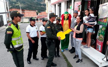 La Policía adelanta la campaña educativa en los sectores residenciales y comerciales. Cortesía