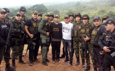 En la foto, Víctor Julio Roqueme en su regreso a la libertad junto al Gaula Militar y Gaula de la Policía. Cortesía