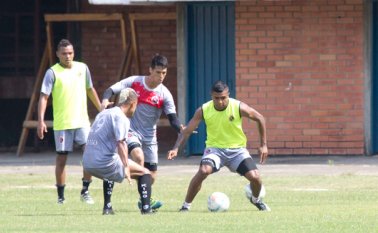 El Cúcuta Deportivo sigue entrenando a la espera del primer partido de los cuartos de final del Torneo Águila II-2017, en donde tendrá que enfrentar al peligroso plantel de Barranquilla FC. Alfredo Estévez