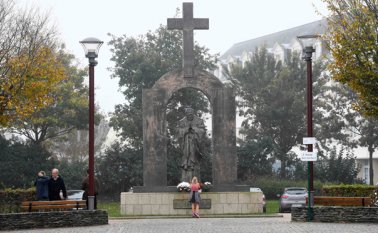 La estatua de bronce de Juan Pablo II está instalada en un párking público de Ploërmel, un pueblo de cerca de 10.000 habitantes. AFP