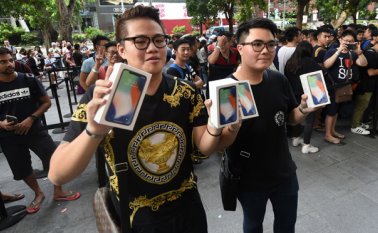 Unas horas antes que en Estados Unidos, los fans de la marca en Europa pudieron acceder a los dispositivos, también tras hacer largas filas. AFP