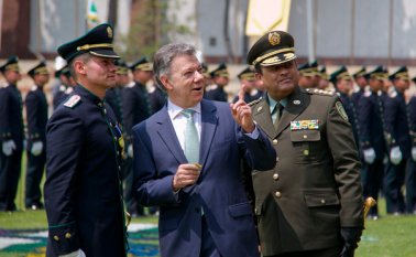 Santos posesionó ayer a la presidenta de la Justicia Especial de Paz, Mirta Linares, y estuvo en la celebración de los 126 años de la Policía Nacional. Colprensa