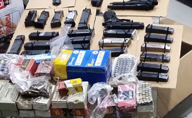 El dinero y las armas fueron encontradas en una bóveda, en una de las habitaciones de los inmuebles. Cortesía Ejército