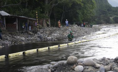 La instalación de una válvula ilícita para robar crudo, sería la causa de la emergencia. Archivo La Opinión