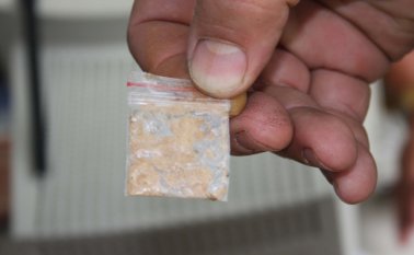 En papeletas los jíbaros distribuyen la heroína en la ciudad. Archivo La Opinión
