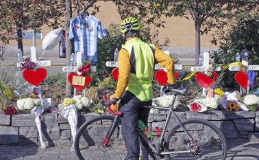 A un lado del memorial de las víctimas del atentado en Manhattan, una camiseta de la selección argentina se convirtió en el símbolo de las cincos personas que fueron a un reencuentro que resultó fatal. AFP