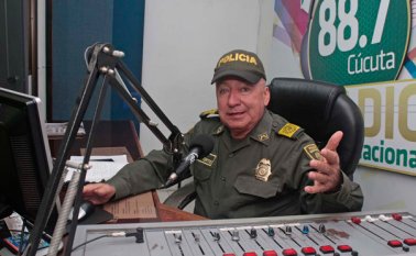 Los peligros que no ha tenido como policía, los ha sufrido en el hogar. Hace 7 años, un vidrio de una ventana lo dejó ciego en su ojo derecho. Mario Caicedo