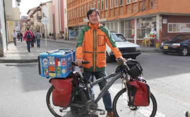 Kim lleva cinco años recorriendo el mundo y vive de vender palitos coreanos, banderas y stickers. Colprensa