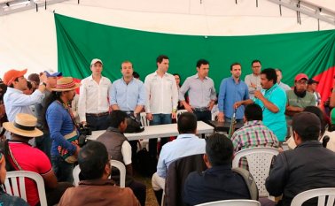 El gobierno y los indígenas en la mesa de diálogo este lunes. Colprensa