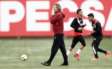 El DT Gareca y su comando técnico afinaron cada detalle para que los jugadores no sientan las 18 horas de diferencia que le lleva Nueva Zelanda a Perú. AFP