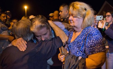 La masacre ocurrió a un mes del tiroteo de Las Vegas que dejó 58 muertos. Hace más de dos años, Dylann Roof, un supremacista blanco, asesinó a nueve parroquianos en una iglesia de Carolina del Sur. AFP